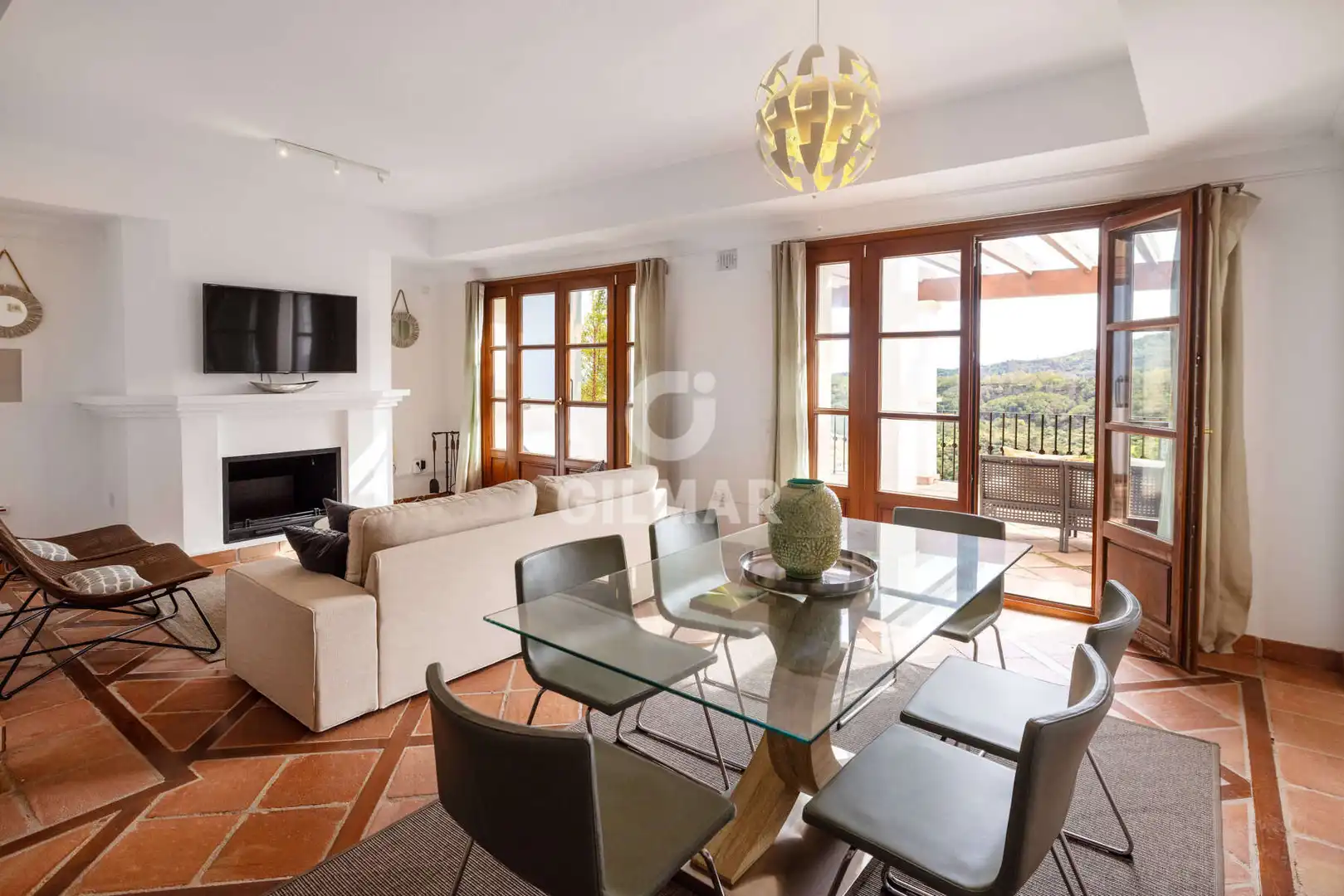 Sala de estar de Casa adosada en venta en Benahavís con Calefacción y Piscina