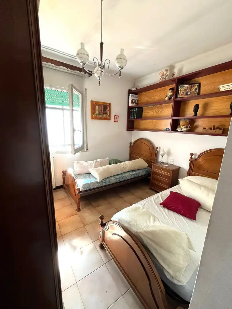 Schlafzimmer von Einfamilien-Reihenhaus zum Verkauf in Salt mit Heizung und Terrasse