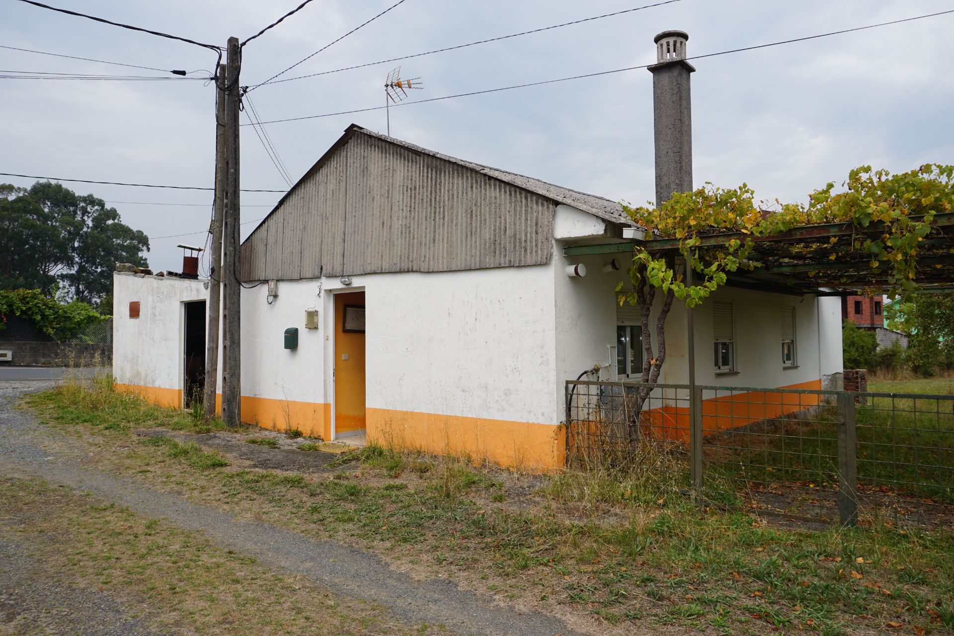 Vista exterior de Casa o xalet en venda en Melide amb Jardí privat i Moblat