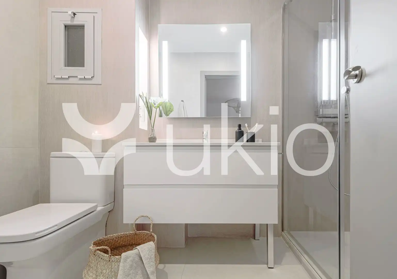 Bany de Apartament de lloguer en Madrid amb Aire condicionat, Calefacció i Moblat