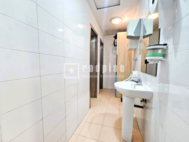 Bany de Local de lloguer en Parla