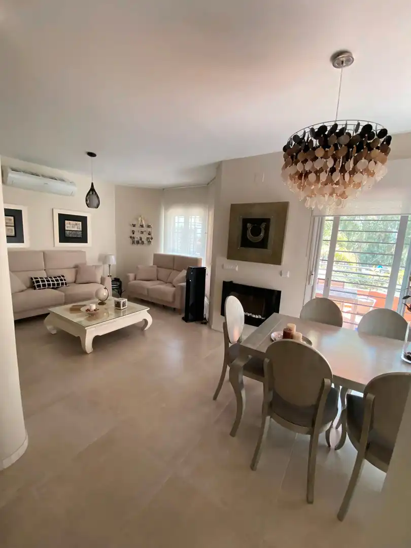 Sala de estar de Casa adosada en venta en Torremolinos con Aire acondicionado, Jardín privado y Terraza