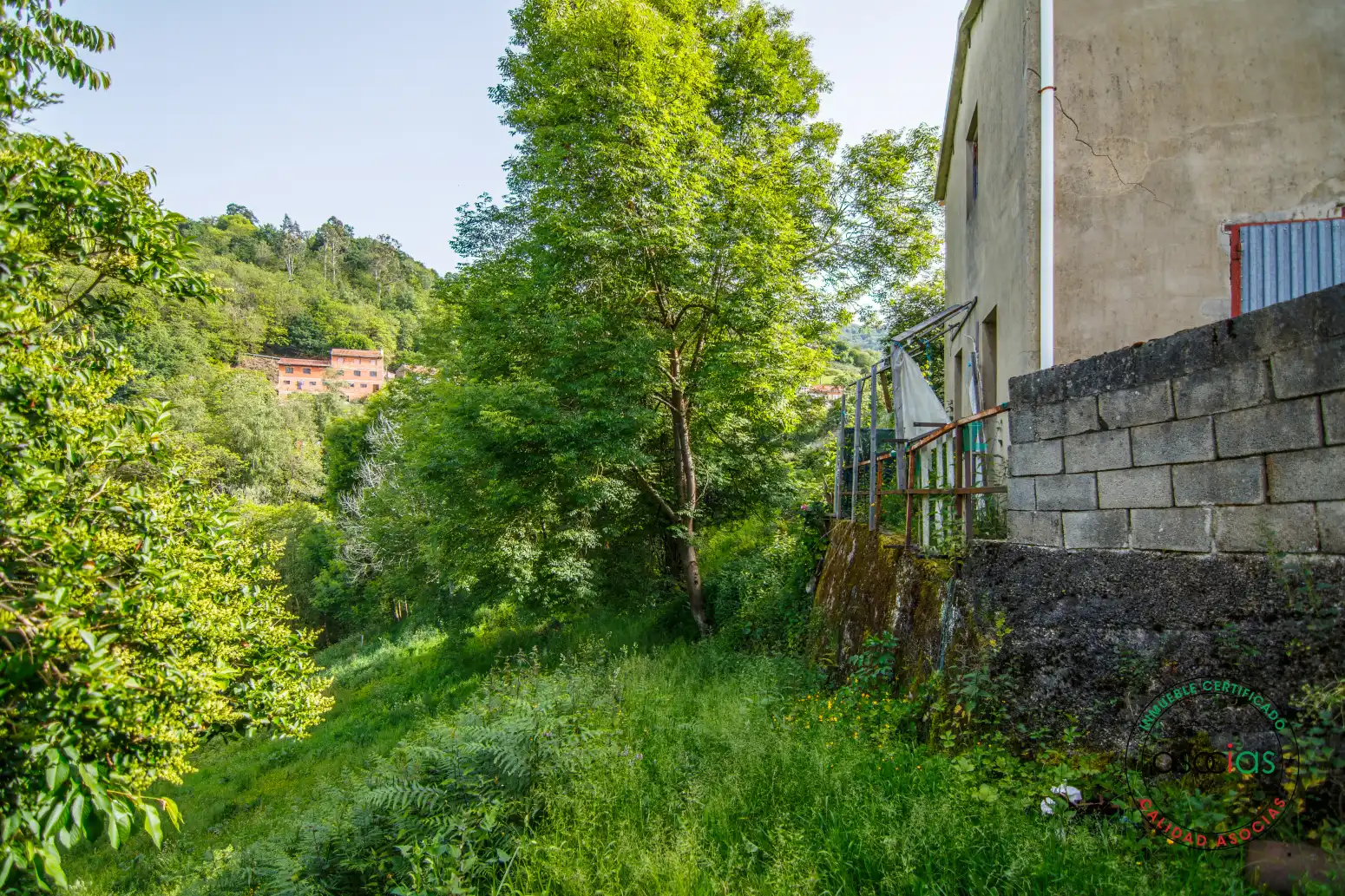 Vista exterior de Casa o xalet en venda en San Martín del Rey Aurelio amb Calefacció, Jardí privat i Terrassa