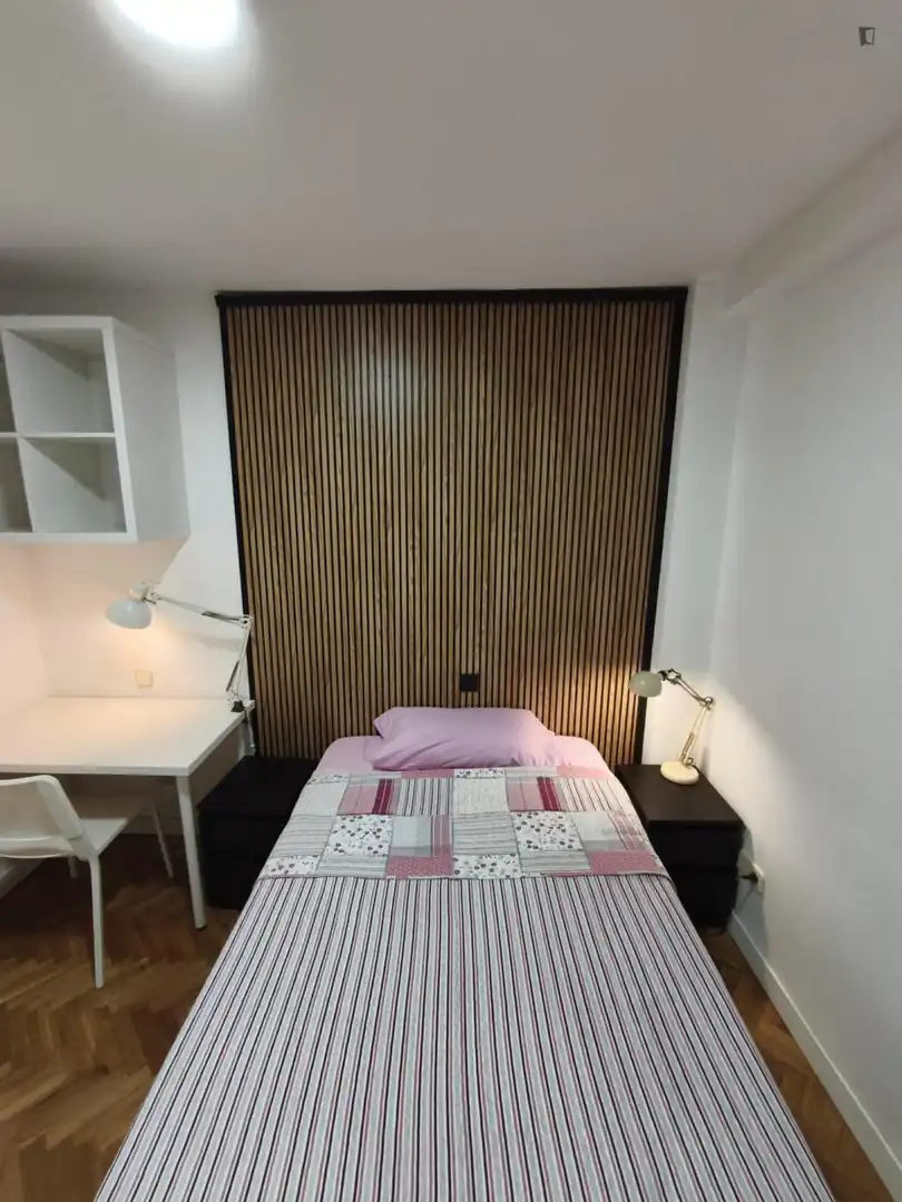 Dormitori de Apartament per a compartir en Alcobendas amb Aire condicionat, Moblat i Forn