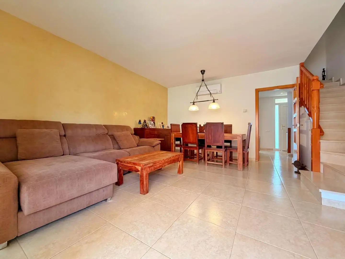 Sala d'estar de Casa adosada en venda en Cubelles amb Aire condicionat, Calefacció i Terrassa