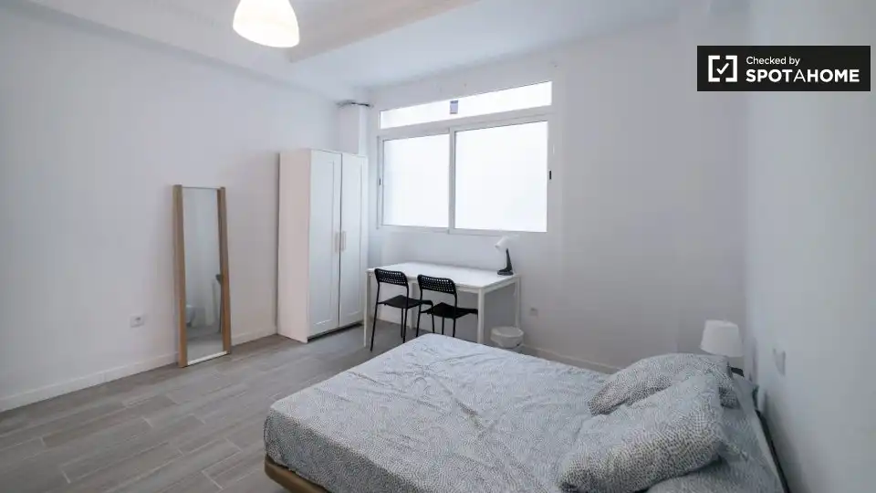 Habitación de Piso de alquiler en Valencia con Aire acondicionado, Calefacción y Amueblado