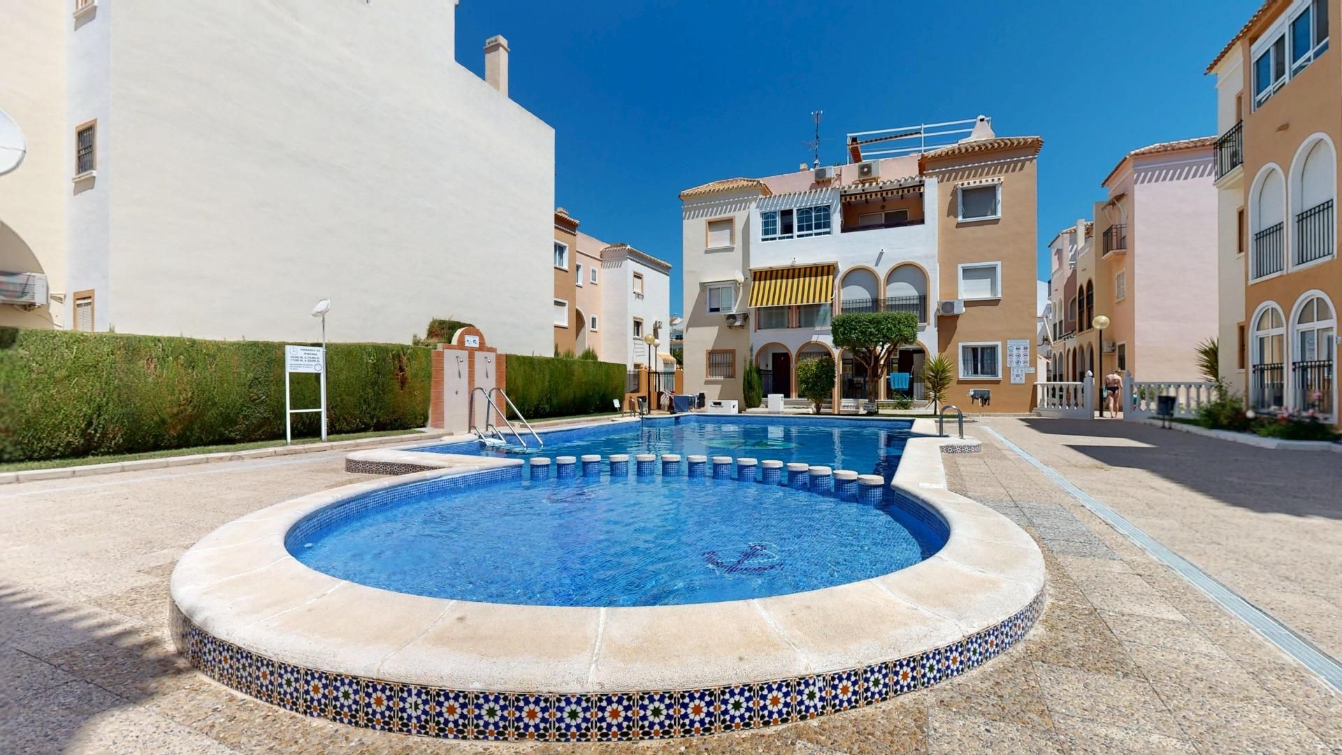 Piscina de Apartament en venda en Torrevieja amb Aire condicionat, Calefacció i Jardí privat