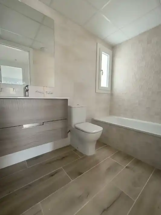 Badezimmer von Wohnung zur Miete in Marbella mit Klimaanlage, Heizung und Terrasse