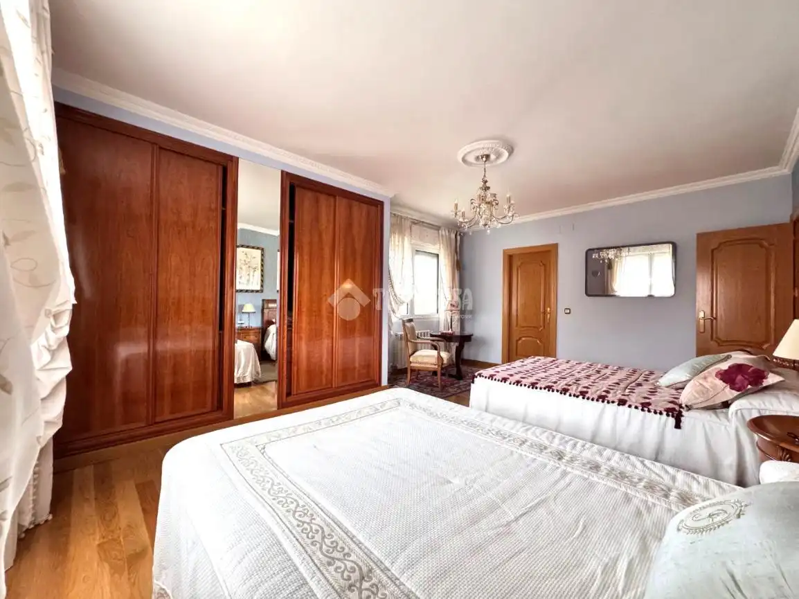 Bedroom of Houses for sale in Valladolid  with Air Conditioner, Parquet flooring and Furnished