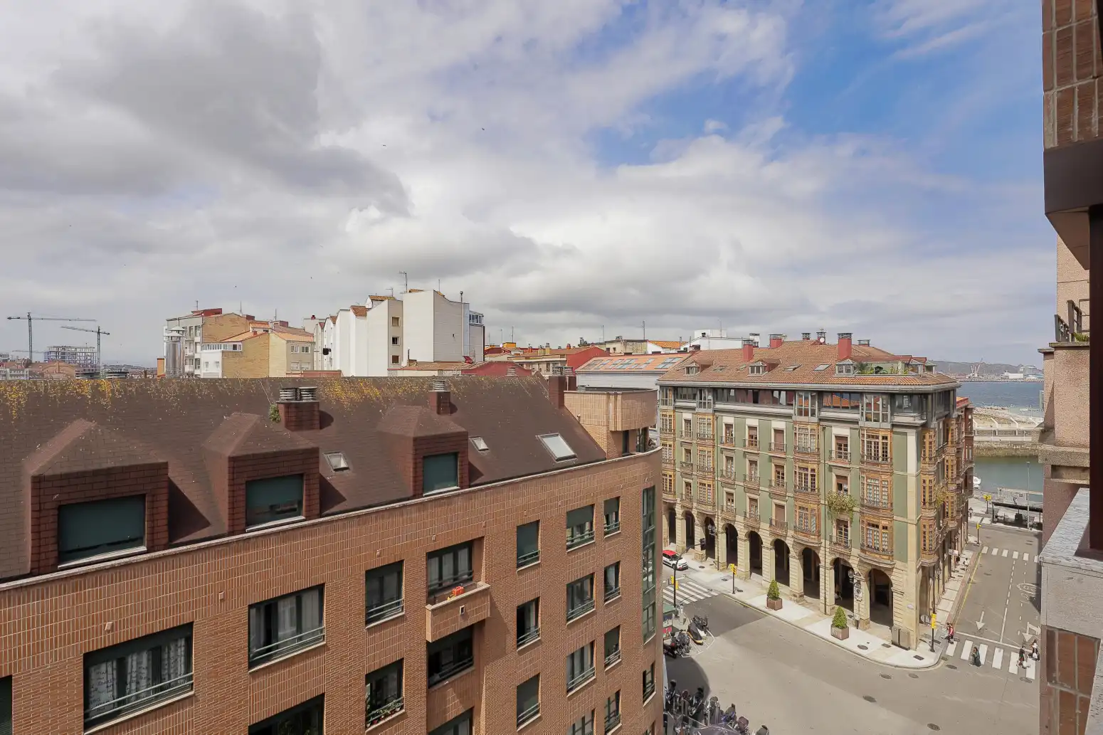 Vista exterior de Pis en venda en Gijón  amb Calefacció, Parquet i Traster
