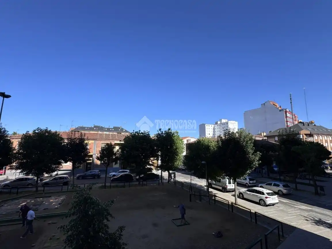 Vista exterior de Pis en venda en León Capital  amb Calefacció i Parquet