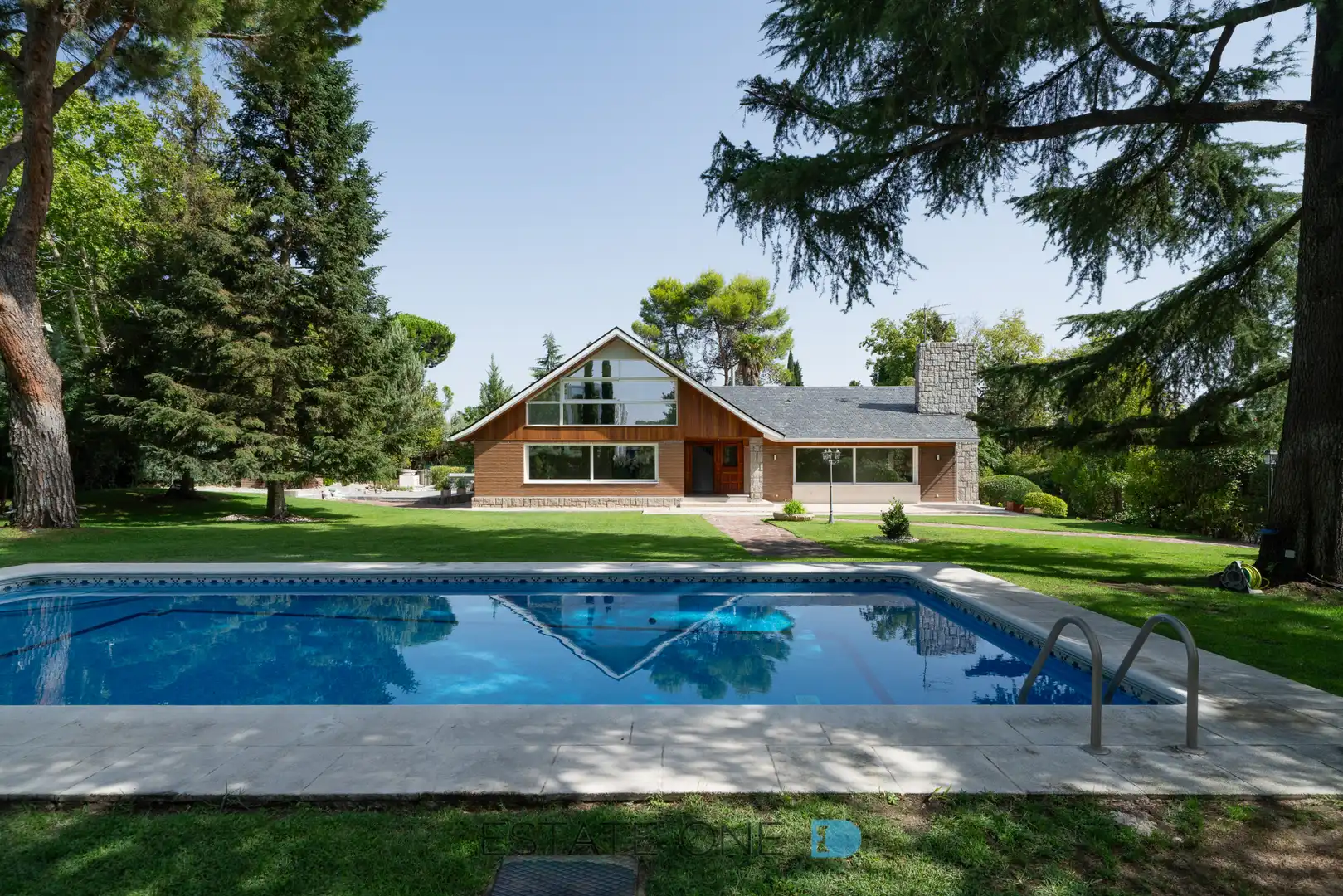Piscina de Casa o chalet de alquiler en Madrid con Aire acondicionado, Calefacción y Jardín privado
