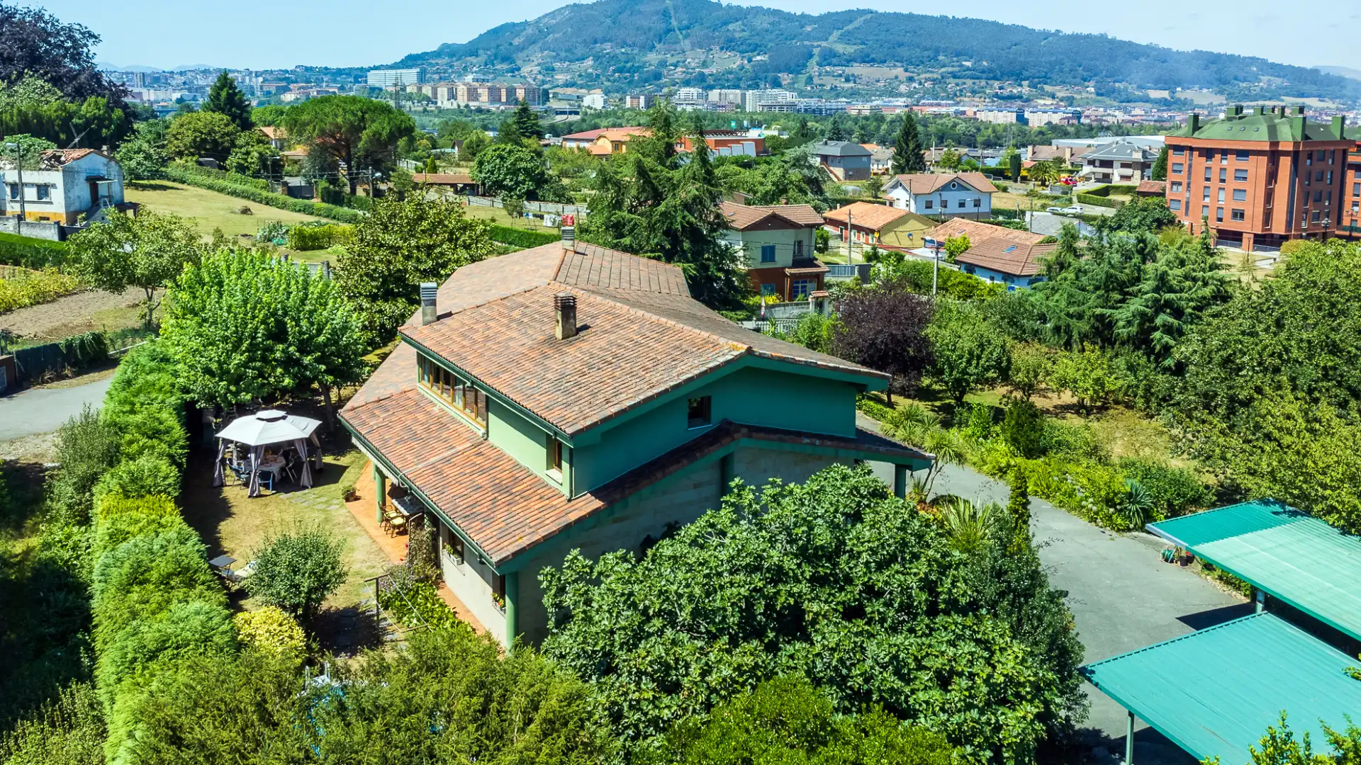 Vista exterior de Casa o chalet en venta en Oviedo  con Calefacción, Jardín privado y Parquet