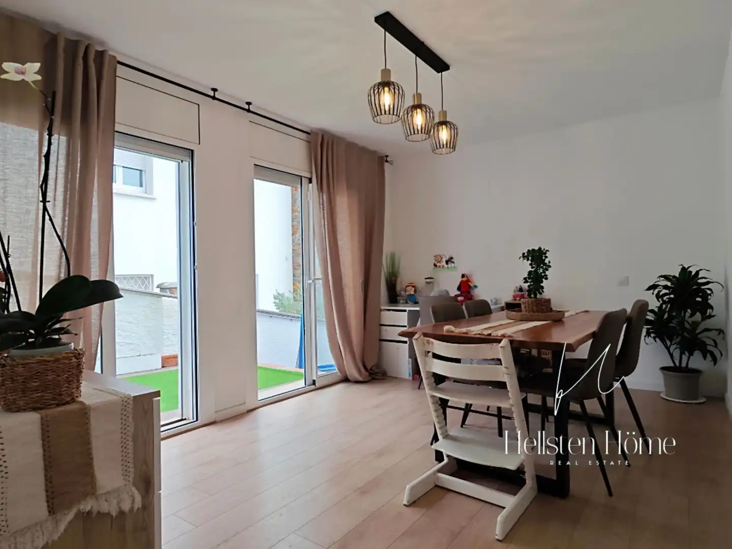 Menjador de Casa o xalet en venda en Castelldefels amb Aire condicionat, Jardí privat i Terrassa