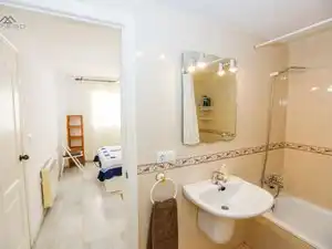 Badezimmer von Erdgeschoss zur Miete in Almuñécar mit Klimaanlage, Terrasse und Möbliert