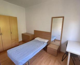 Bedroom of Apartment to share in  Sevilla Capital  with Washing machine, Microwave and Internet