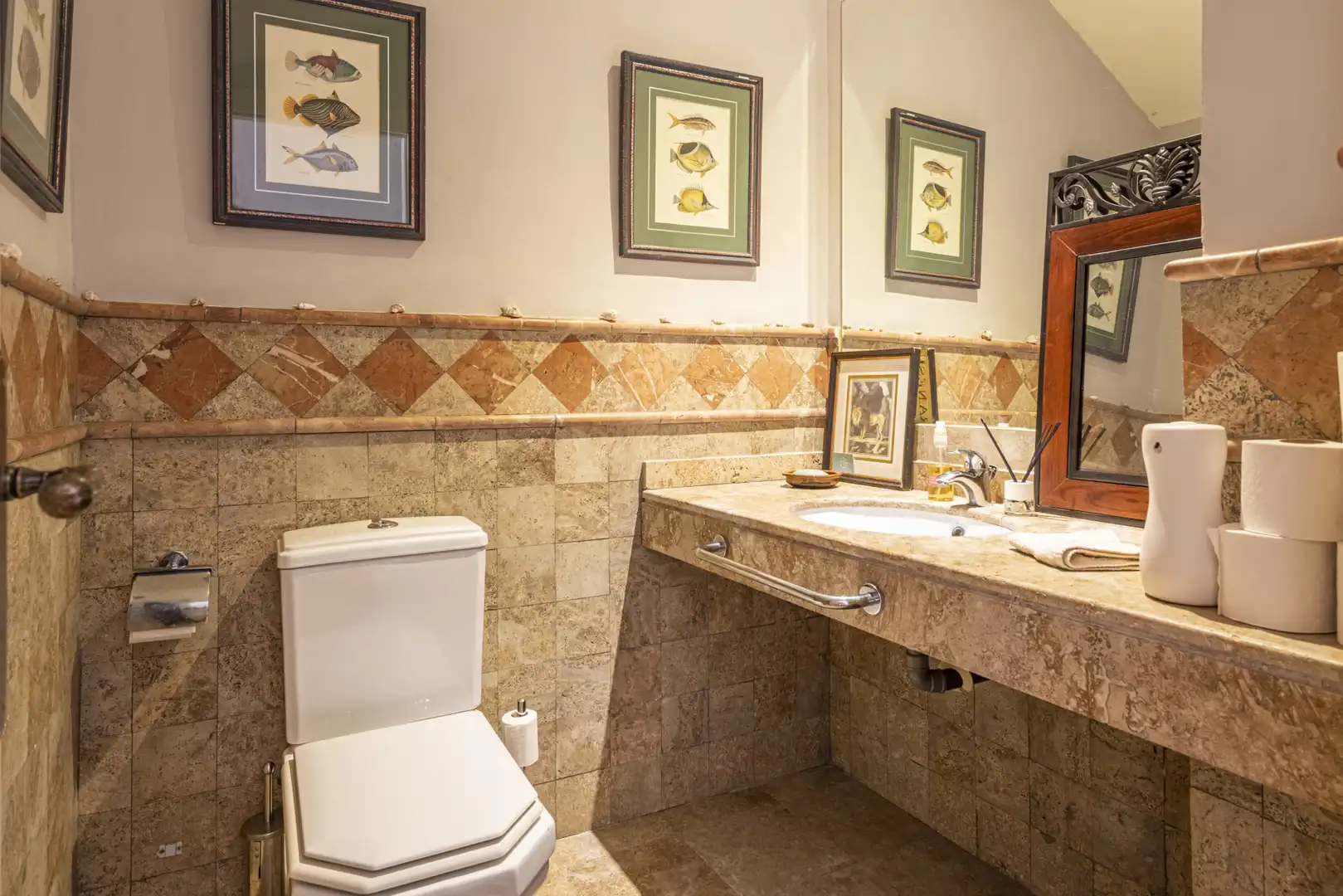 Badezimmer von Dachboden zum Verkauf in Estepona mit Abstellraum, Schwimmbad und Whirlpool