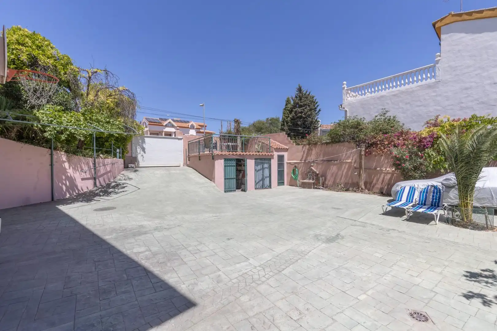 Vista exterior de Casa o xalet en venda en Las Gabias amb Piscina comunitària