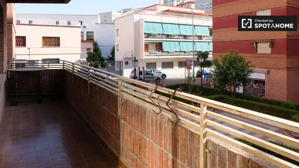 Vista exterior de Apartament per a compartir en Granada amb Aire condicionat, Terrassa i Moblat