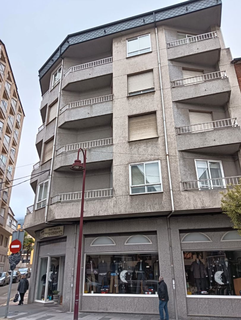 Vista exterior de Piso en venta en O Barco de Valdeorras   con Calefacción, Trastero y Horno