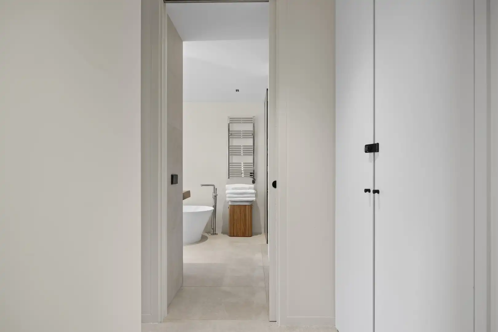Badezimmer von Wohnungen zum Verkauf in Sotogrande mit Klimaanlage, Terrasse und Abstellraum