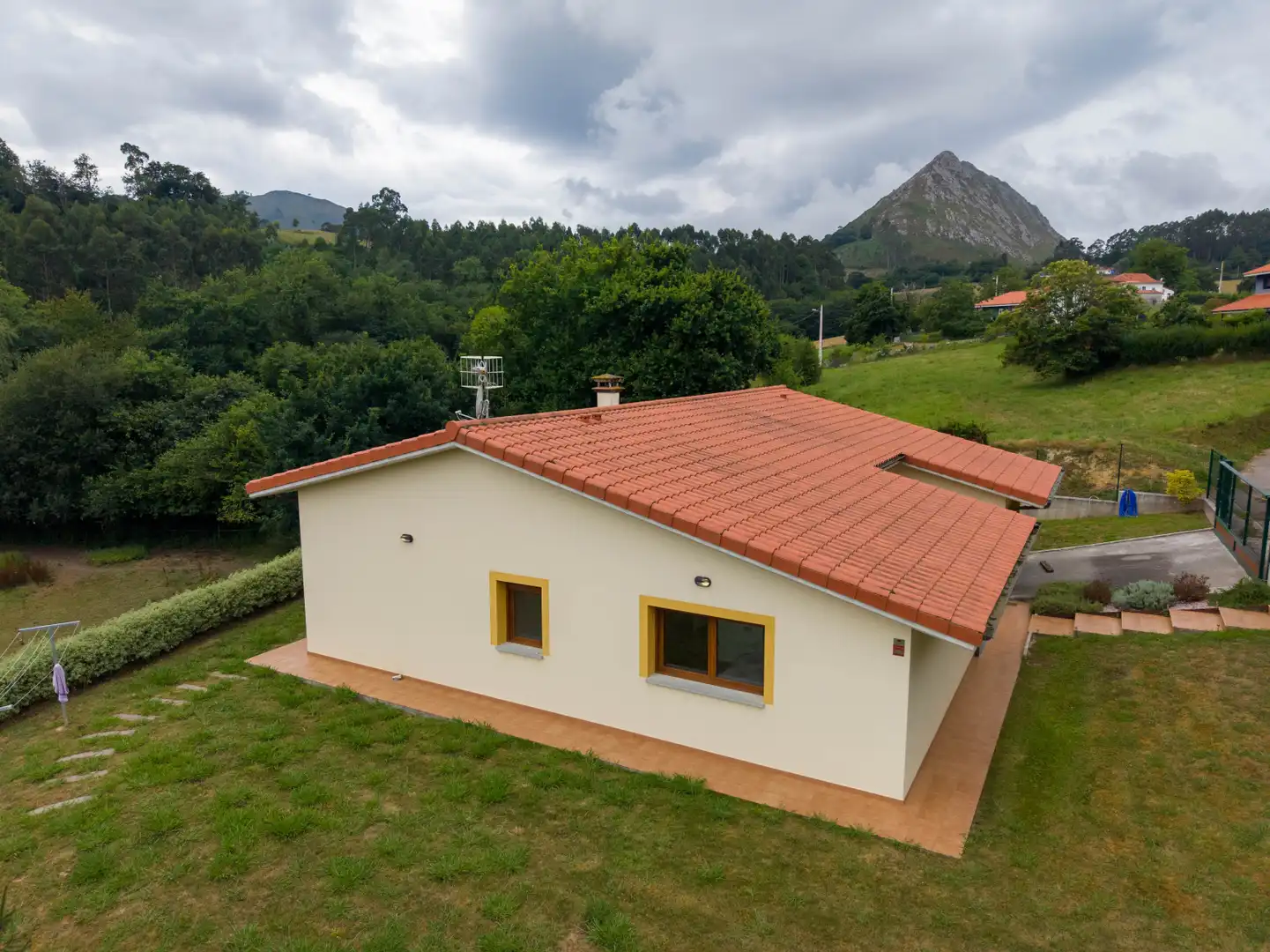 Vista exterior de Casa o xalet en venda en Ribadesella amb Calefacció, Jardí privat i Terrassa