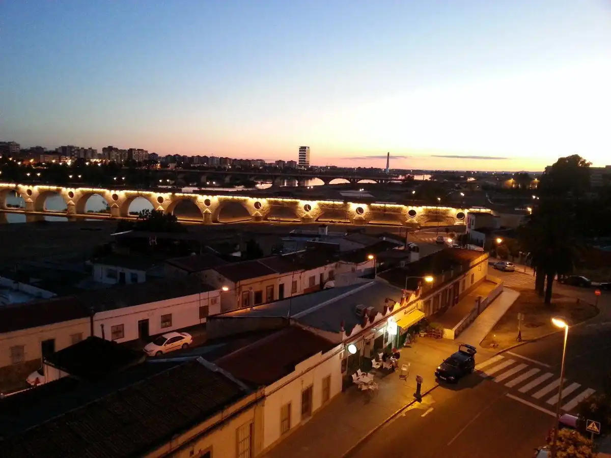 Außenansicht von Wohnung zur Miete in Badajoz mit Klimaanlage, Terrasse und Abstellraum