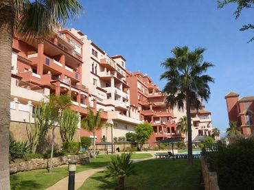 Bajo con piscina en venta en La Duquesa