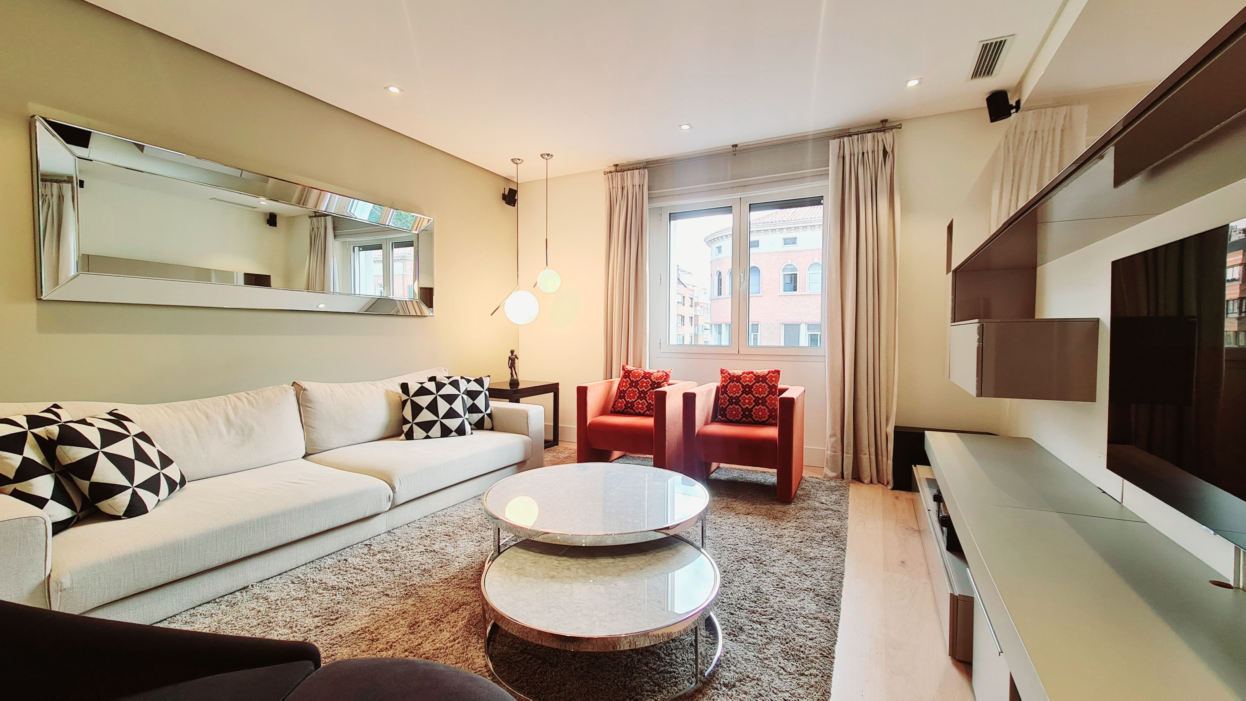 Sala d'estar de Pis de lloguer en  Madrid Capital amb Aire condicionat, Jardí privat i Traster
