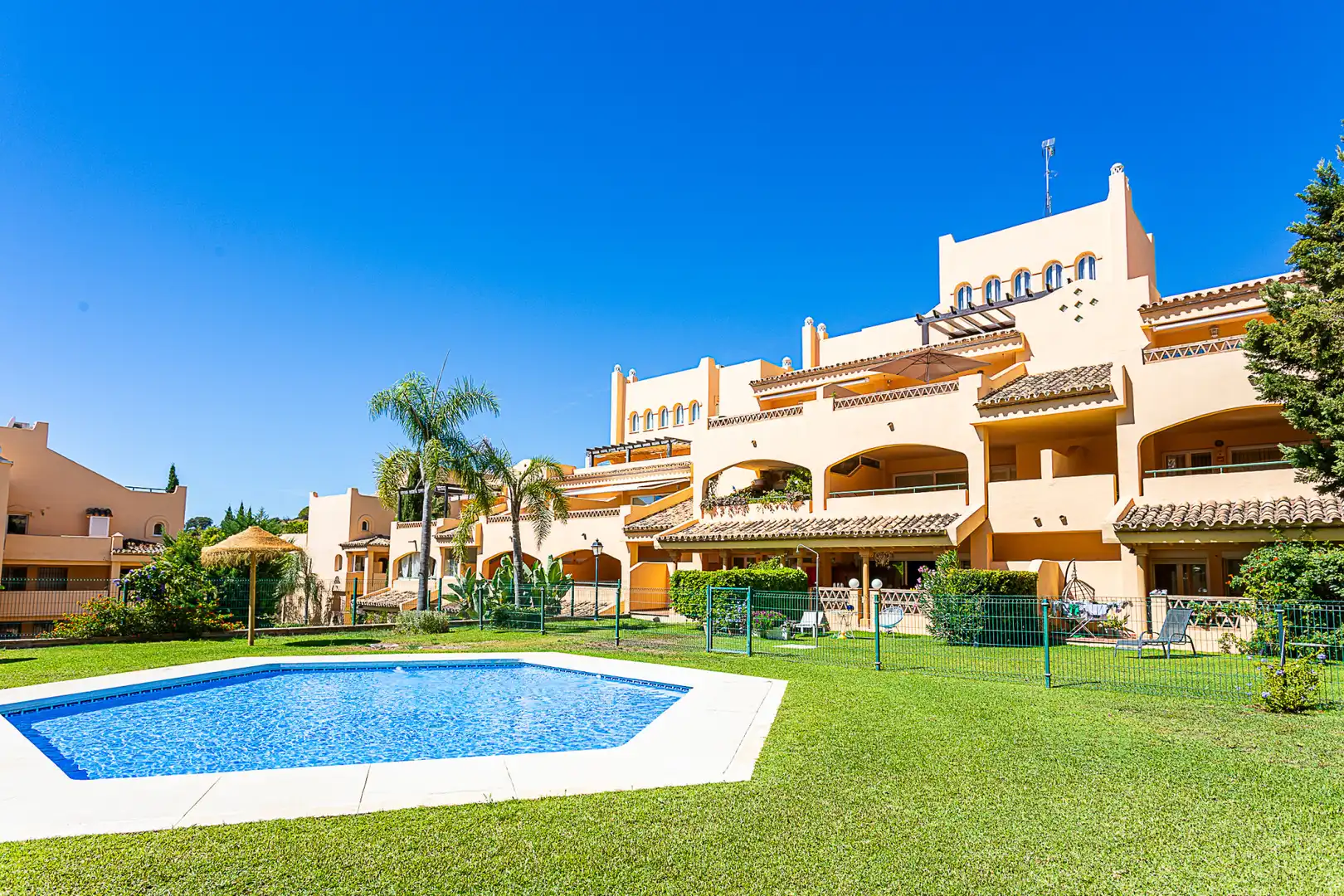 Vista exterior de Ático en venta en Marbella con Aire acondicionado, Terraza y Trastero