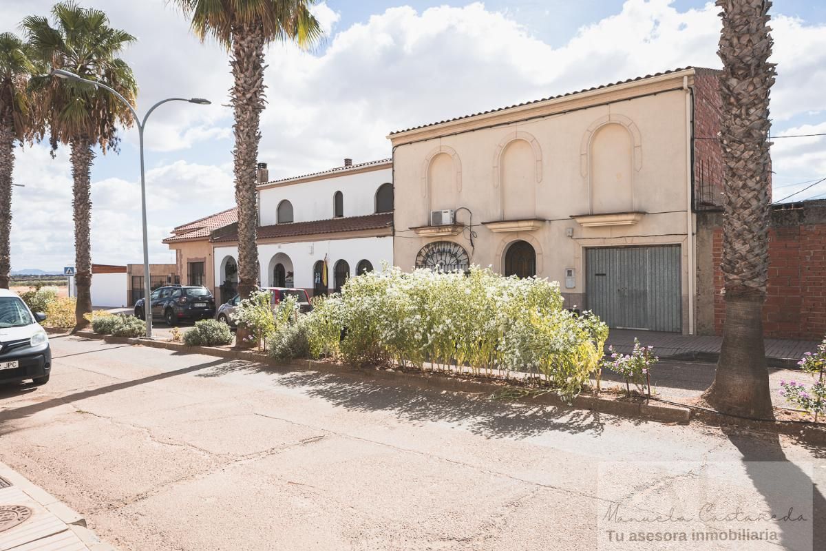 Vista exterior de Casa o xalet en venda en Torremejía amb Aire condicionat, Terrassa i Balcó