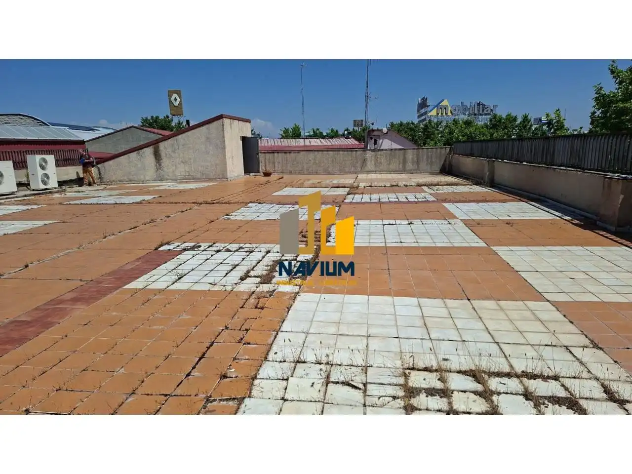 Terrasse von Fabrikhallen zur Miete in Móstoles mit Alarm