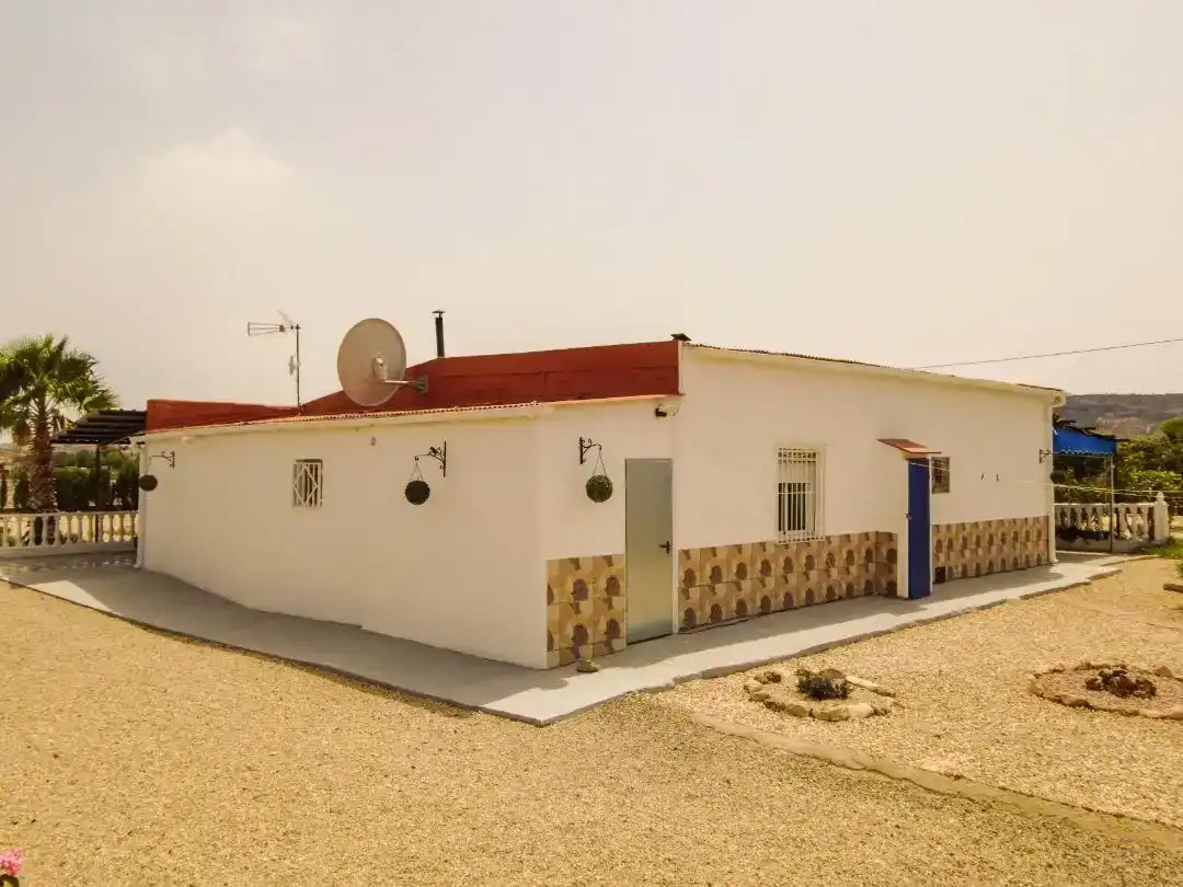 Vista exterior de Finca rústica en venda en Villena amb Piscina