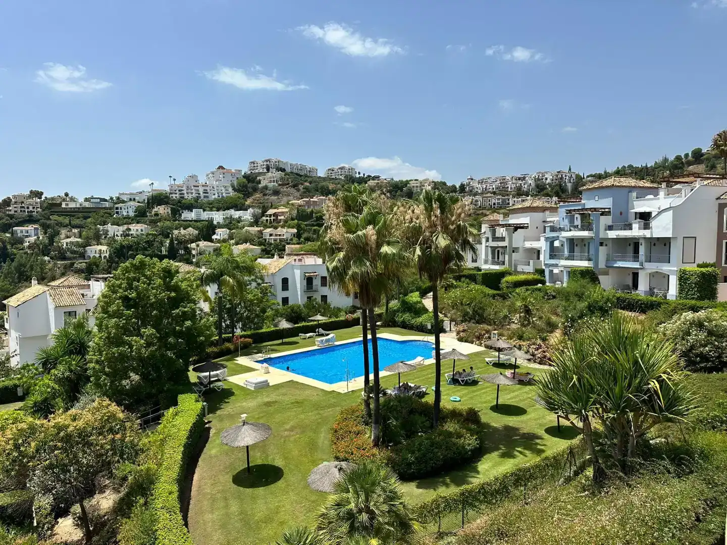 Jardí de Apartament de lloguer en Benahavís amb Aire condicionat i Piscina