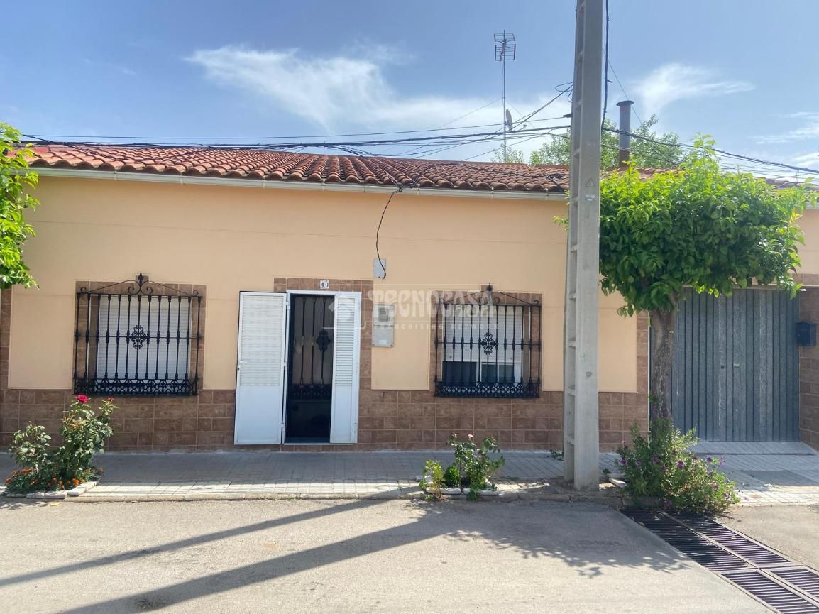 Vista exterior de Casa o xalet en venda en La Albuera amb Calefacció i Terrassa