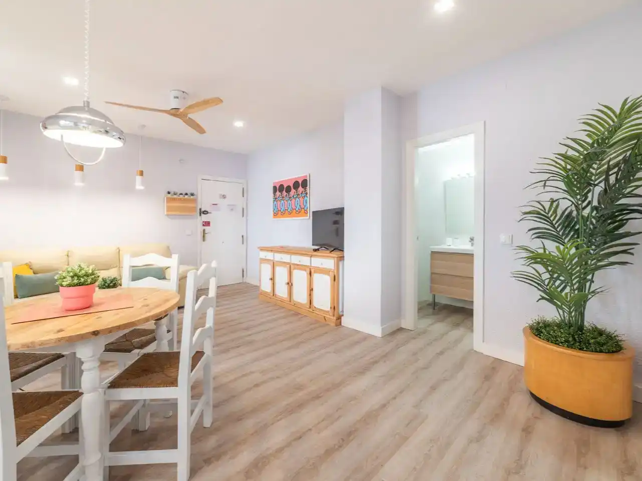Menjador de Apartament de lloguer en  Sevilla Capital amb Aire condicionat i Balcó