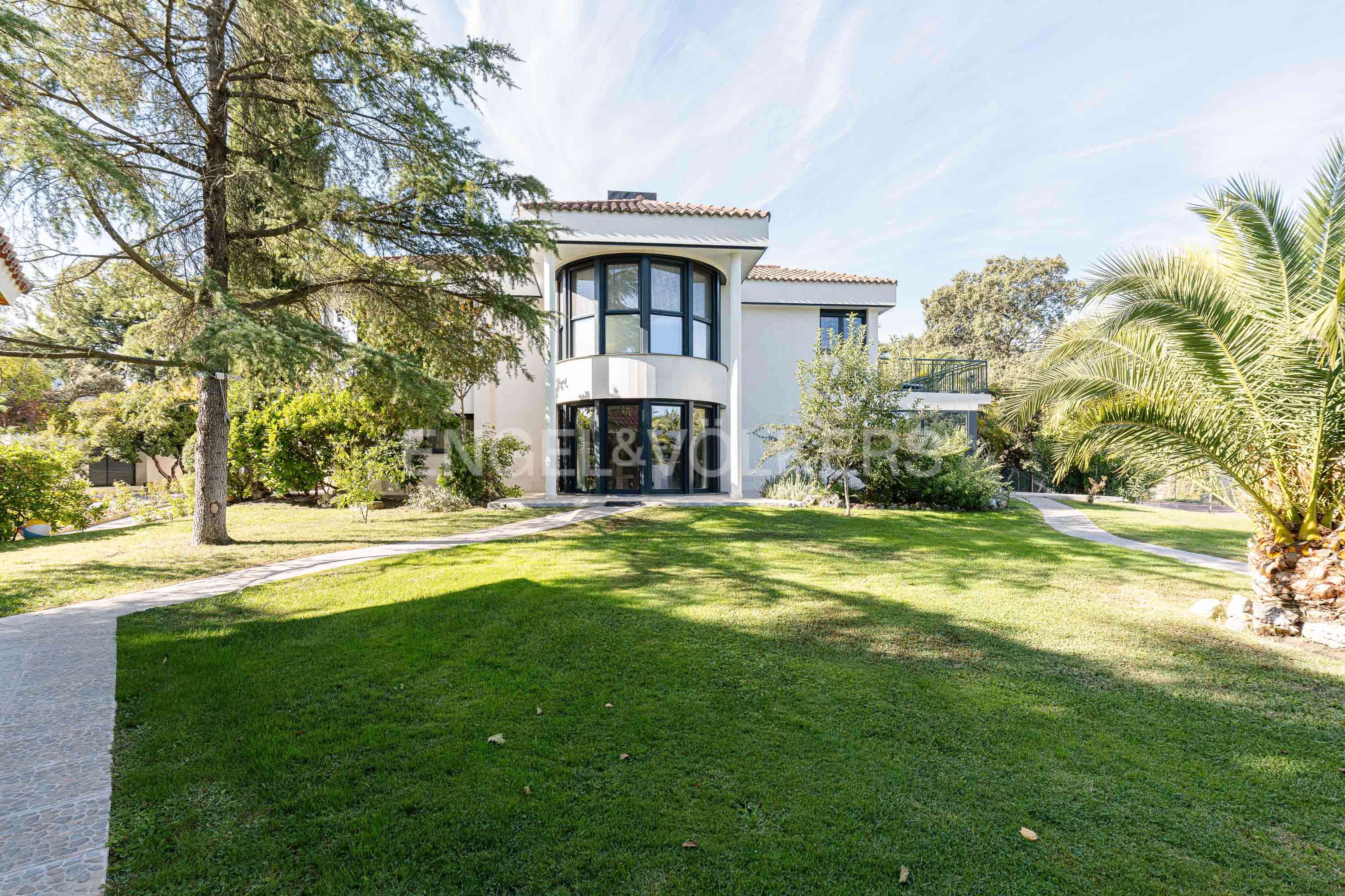 Vista exterior de Casa o xalet en venda en Boadilla del Monte amb Aire condicionat, Calefacció i Jardí privat