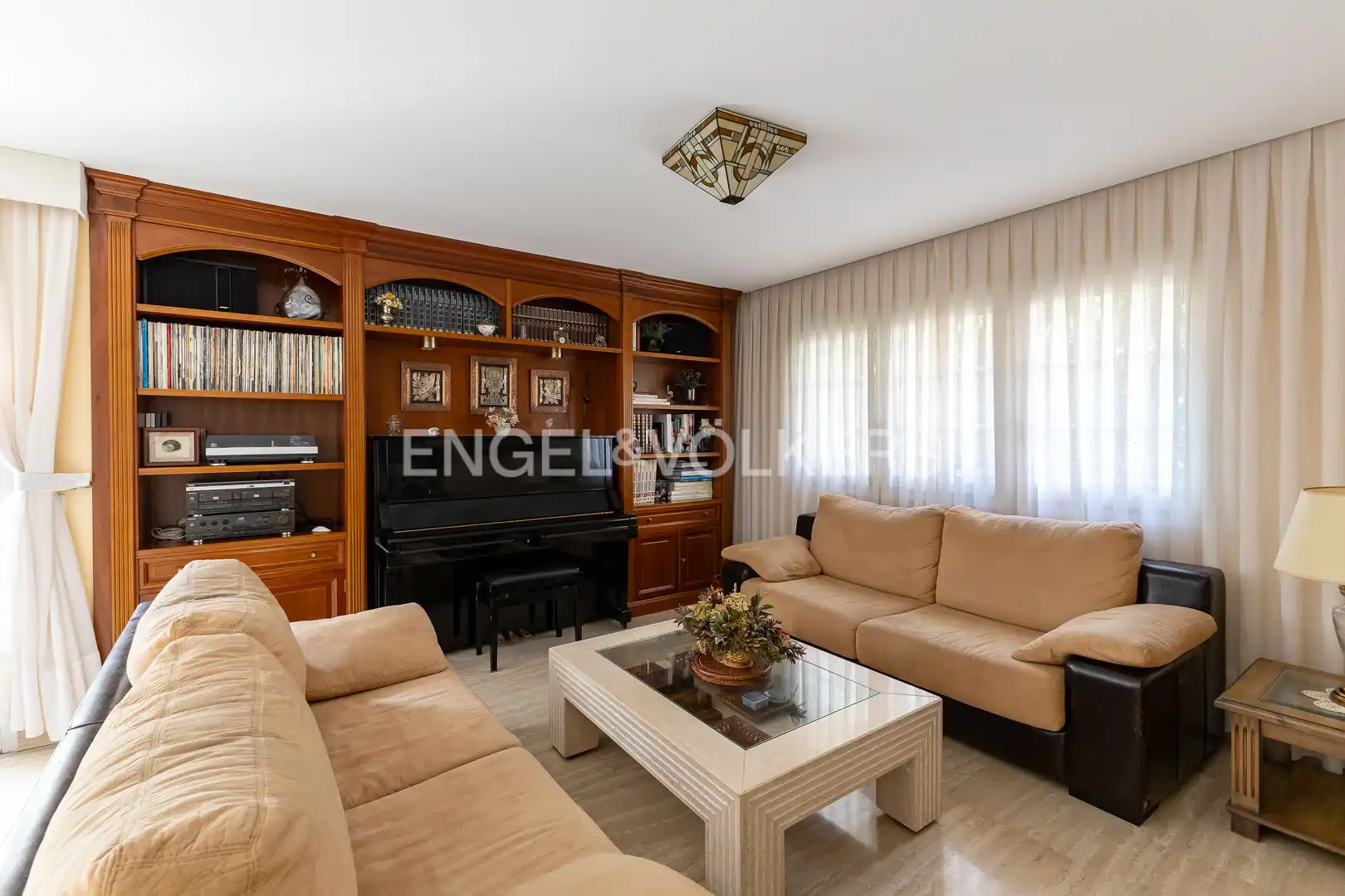 Sala d'estar de Casa adosada en venda en Madrid amb Aire condicionat, Calefacció i Jardí privat