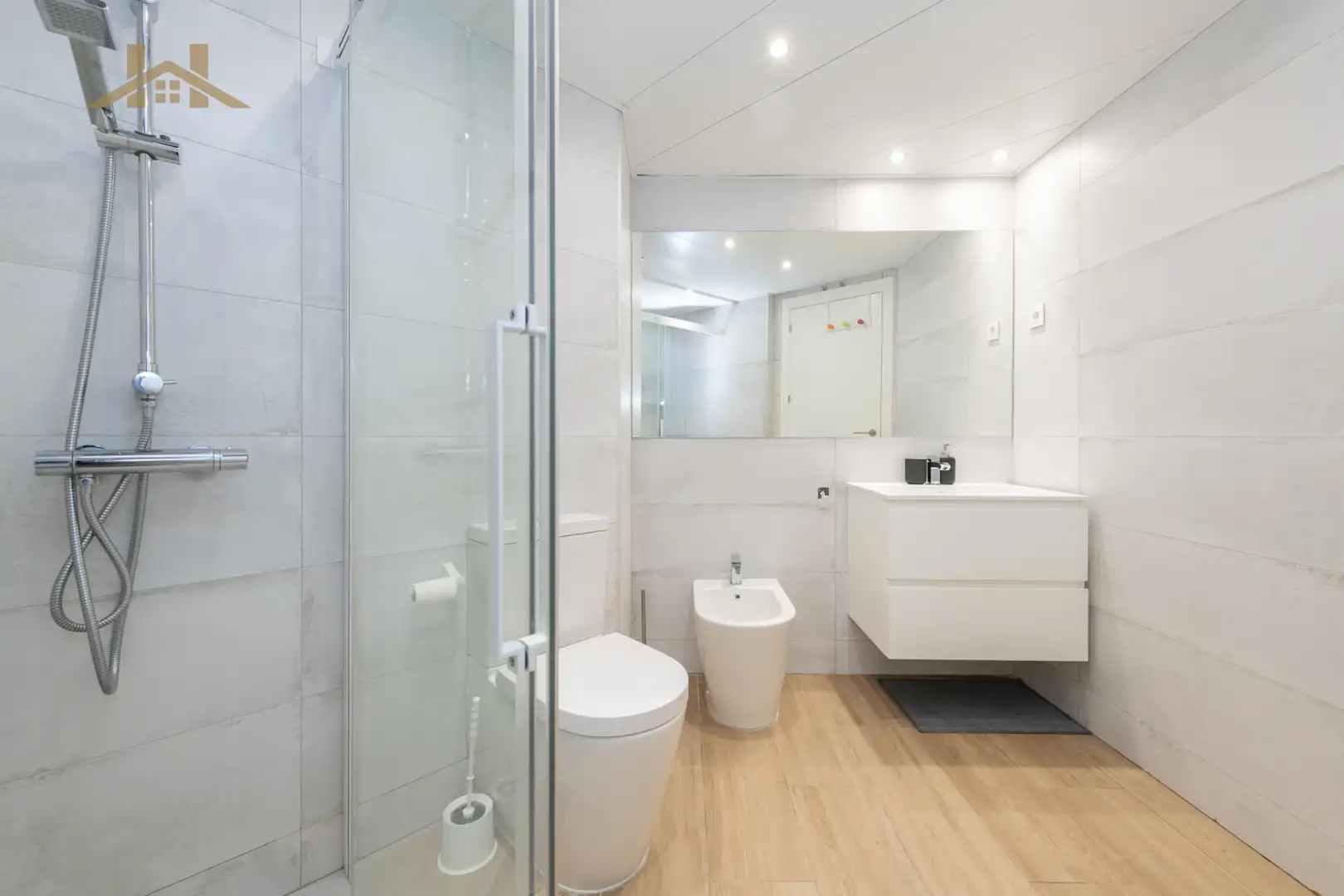Bathroom of Flat for sale in Boadilla del Monte  with Parquet flooring, Terrace and Oven