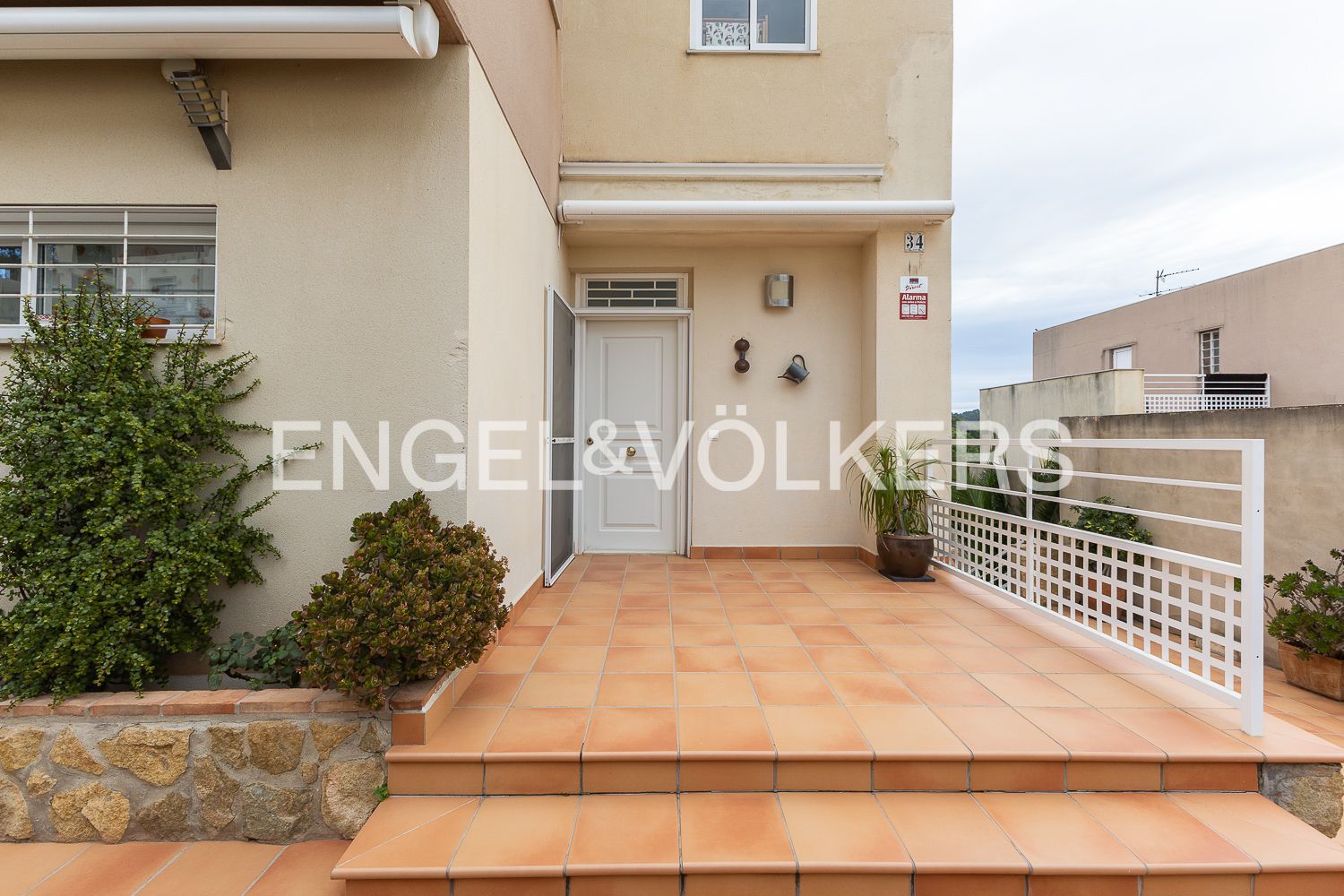 Vista exterior de Casa o xalet en venda en Serra amb Aire condicionat, Calefacció i Jardí privat