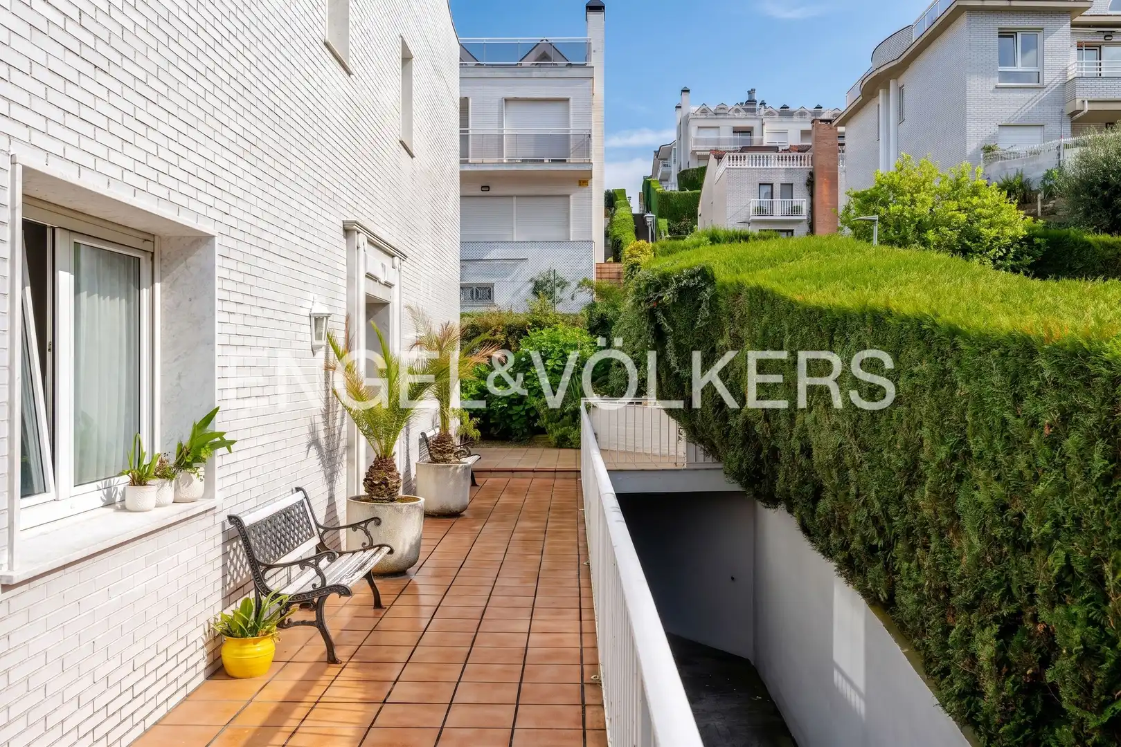 Vista exterior de Casa adosada en venda en Donostia - San Sebastián  amb Calefacció, Jardí privat i Terrassa