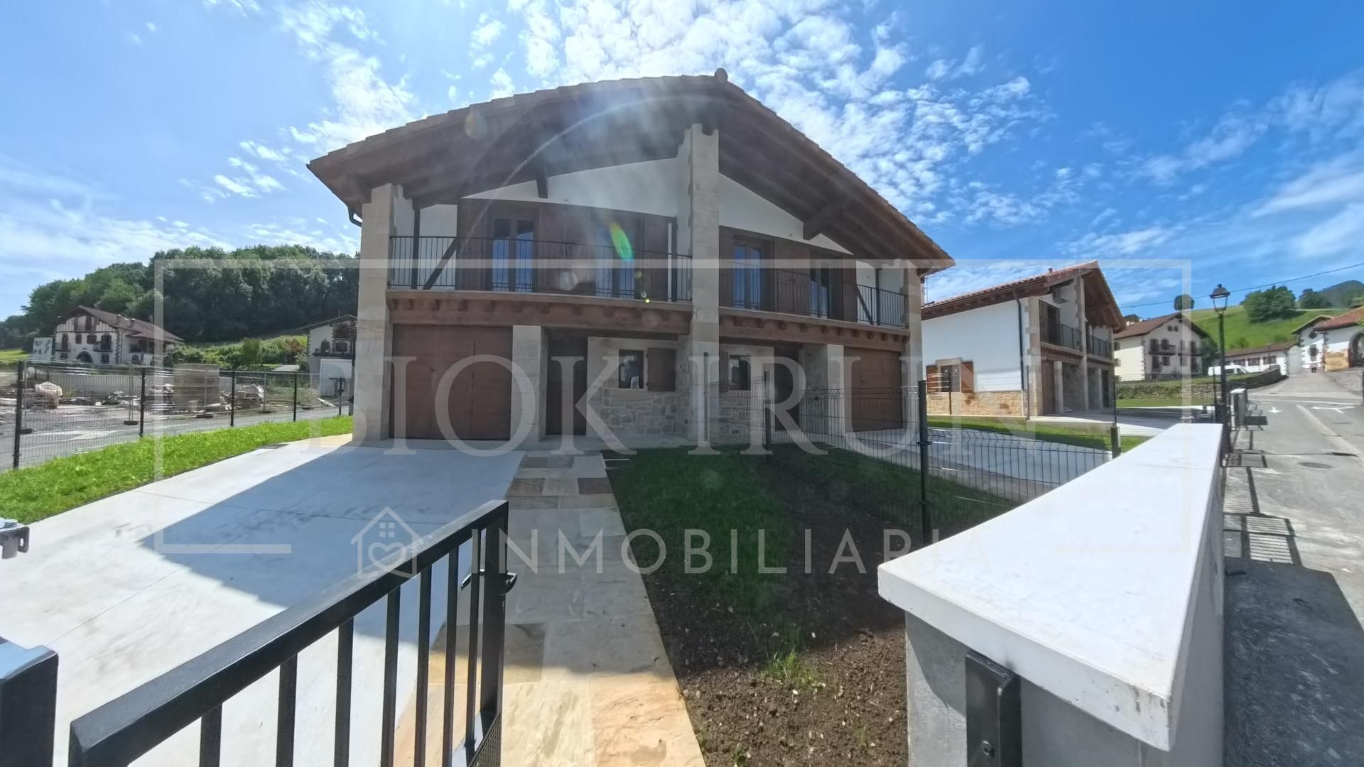 Vista exterior de Casa adosada en venda en Donamaria amb Calefacció, Jardí privat i Balcó