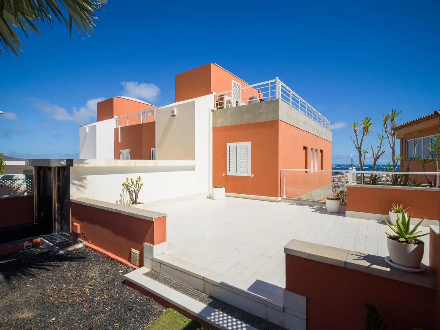 Vista exterior de Casa adosada en venda en Las Palmas de Gran Canaria amb Jardí privat, Terrassa i Traster