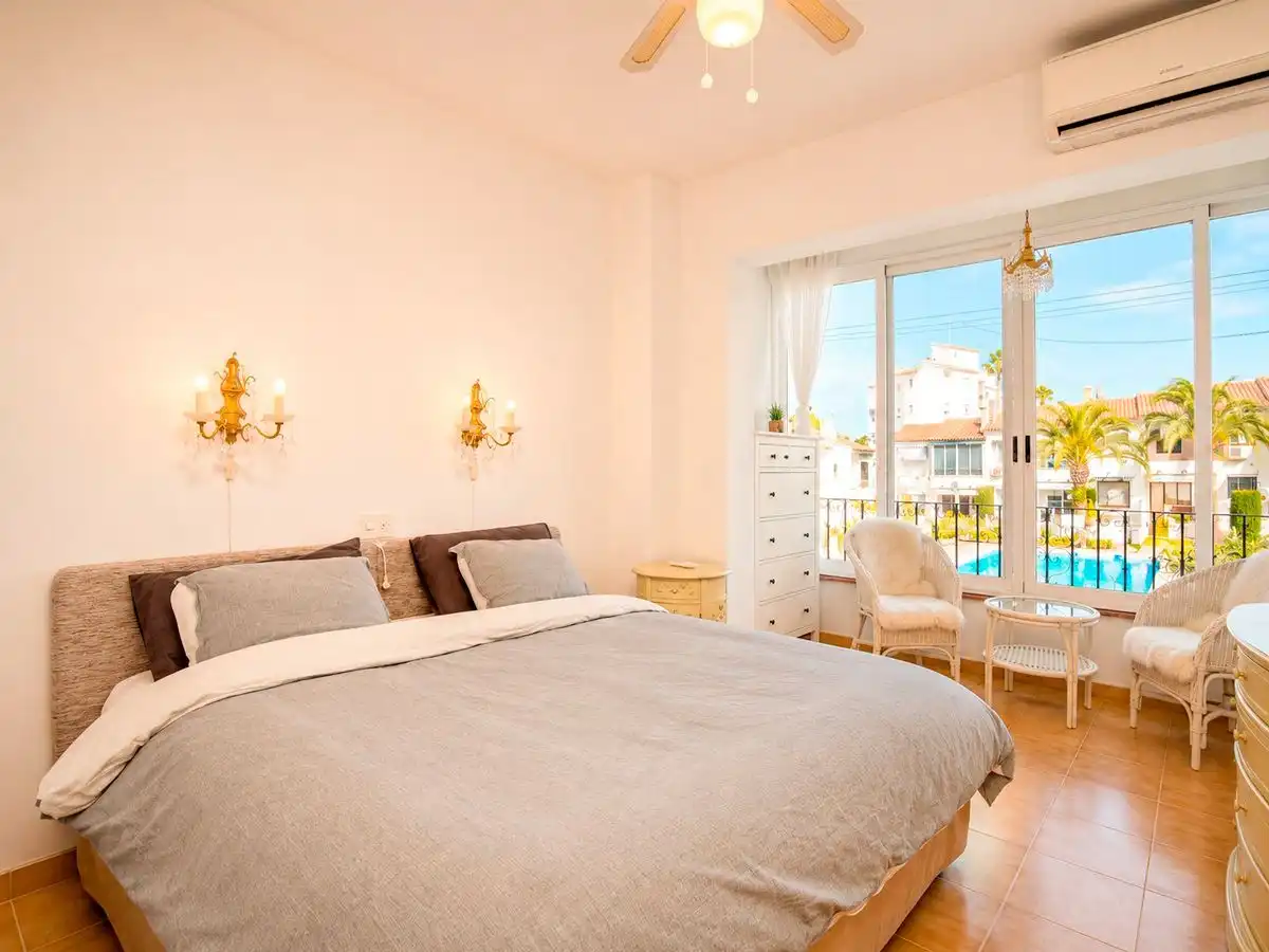 Habitación de Casa adosada en venta en L'Alfàs del Pi con Aire acondicionado, Calefacción y Jardín privado