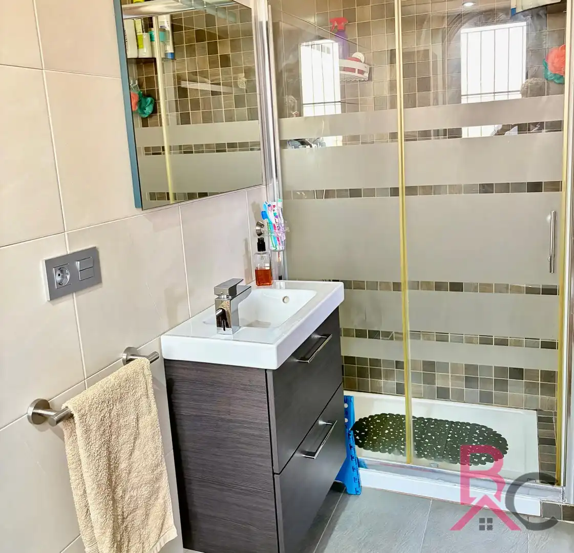 Badezimmer von Dachboden zum Verkauf in Moncofa mit Klimaanlage, Terrasse und Ofen