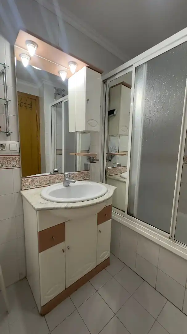 Badezimmer von Wohnung zum Verkauf in Camas mit Klimaanlage