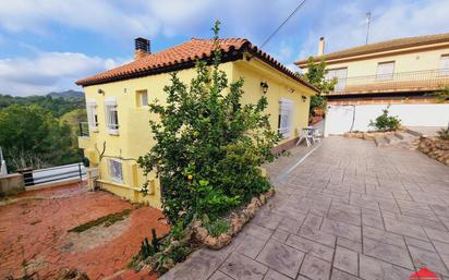 Exterior view of House or chalet for sale in La Bisbal del Penedès  with Air Conditioner, Terrace and Storage room