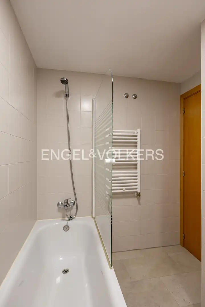 Baño de Piso en venta en Madrid con Calefacción, Trastero y Piscina