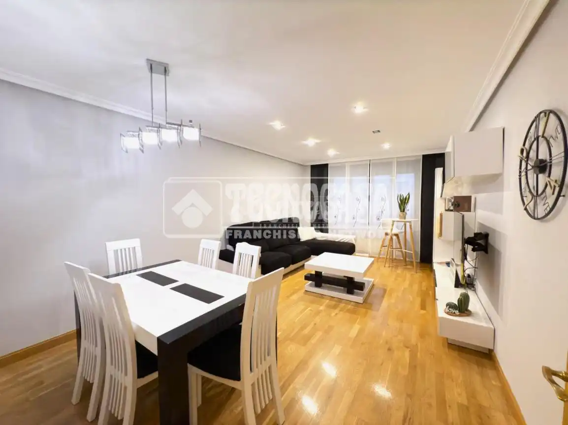 Wohnzimmer von Wohnung zum Verkauf in Cuenca mit Klimaanlage und Parkett