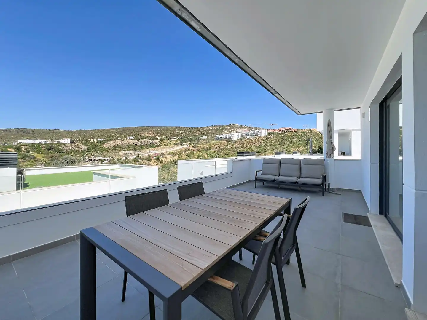 Terrasse von Einfamilien-Reihenhaus zum Verkauf in Manilva mit Klimaanlage, Terrasse und Abstellraum